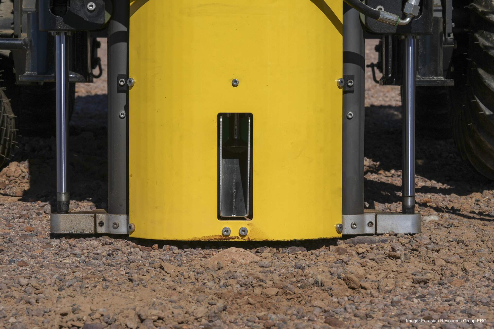 Soil sample discard chute: The first 30 centimeters are discarded to avoid surface contamination.